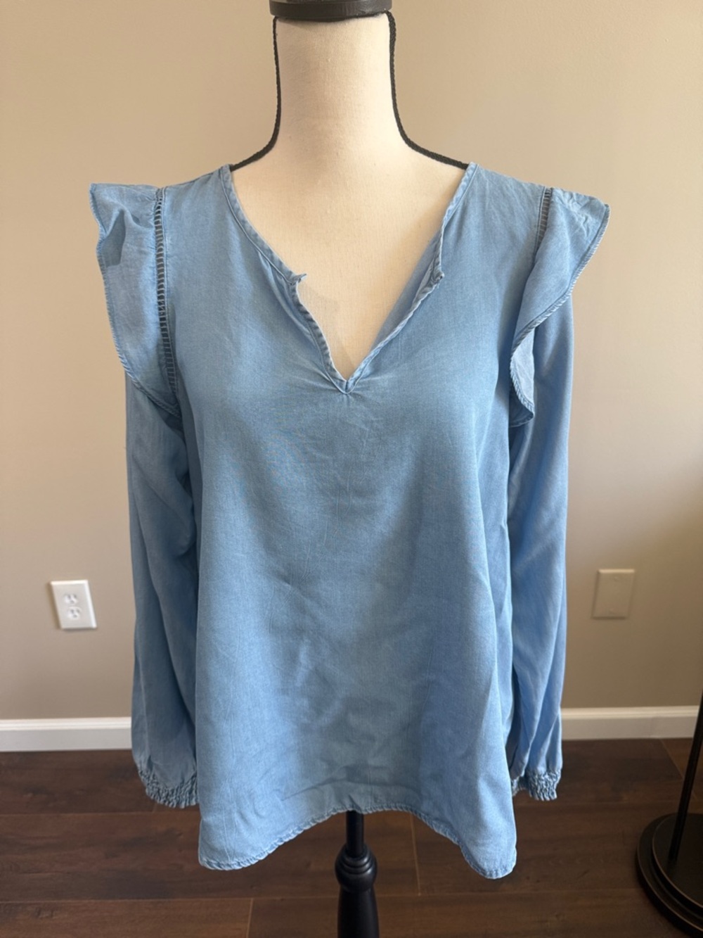 Light Blue V-Neck Ruffle Shoulder Tunic Size Large